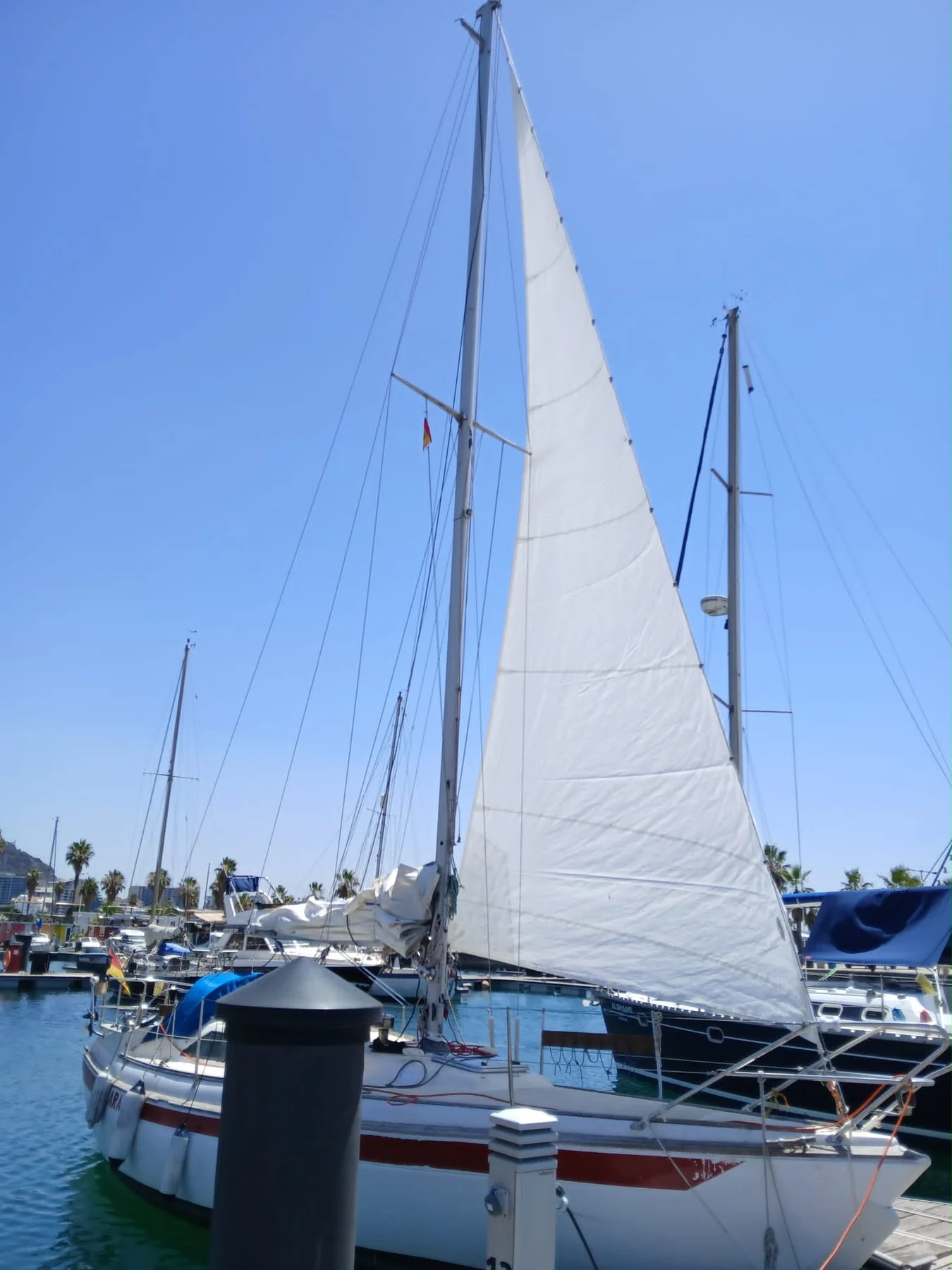 SANKARA au ponton, grand-voile hissée