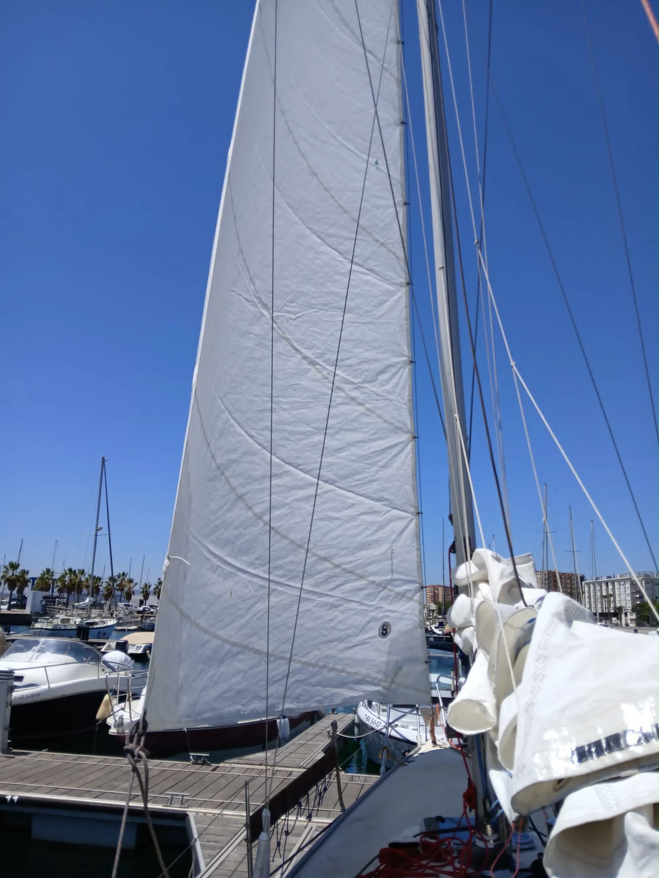 Détail de la grand-voile et du gréement