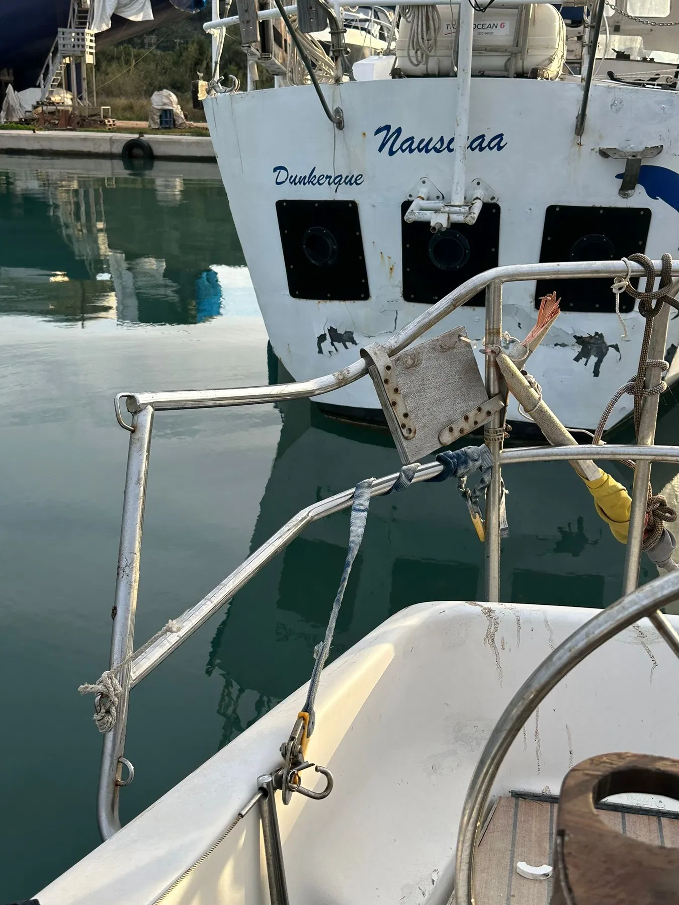 Bateau endommagé SANKARA — balcon arrière et zone de fixation, photographiés depuis l’arrière.