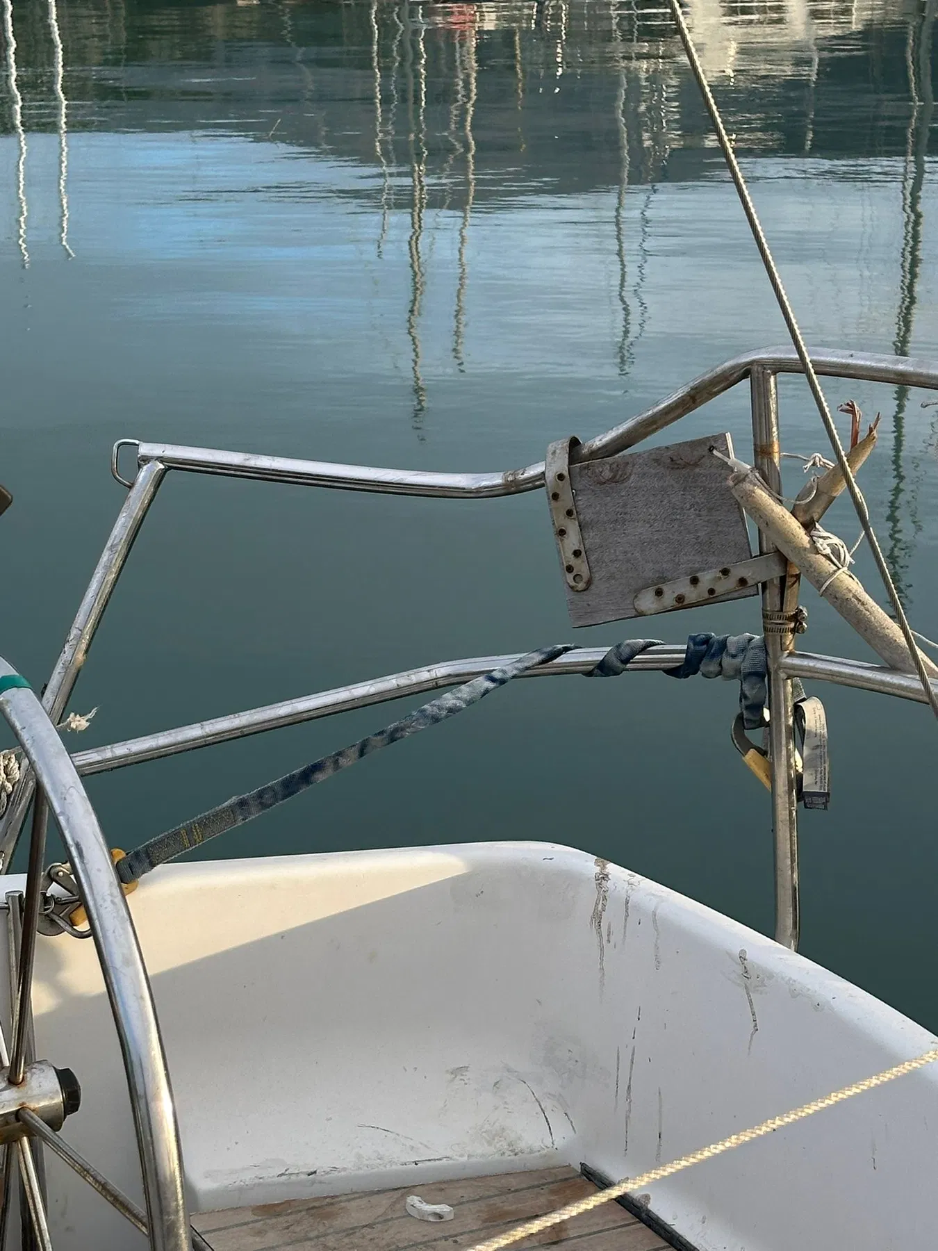 Bateau endommagé SANKARA — balcon arrière, platine de fixation et passage des aussières à l’arrière.