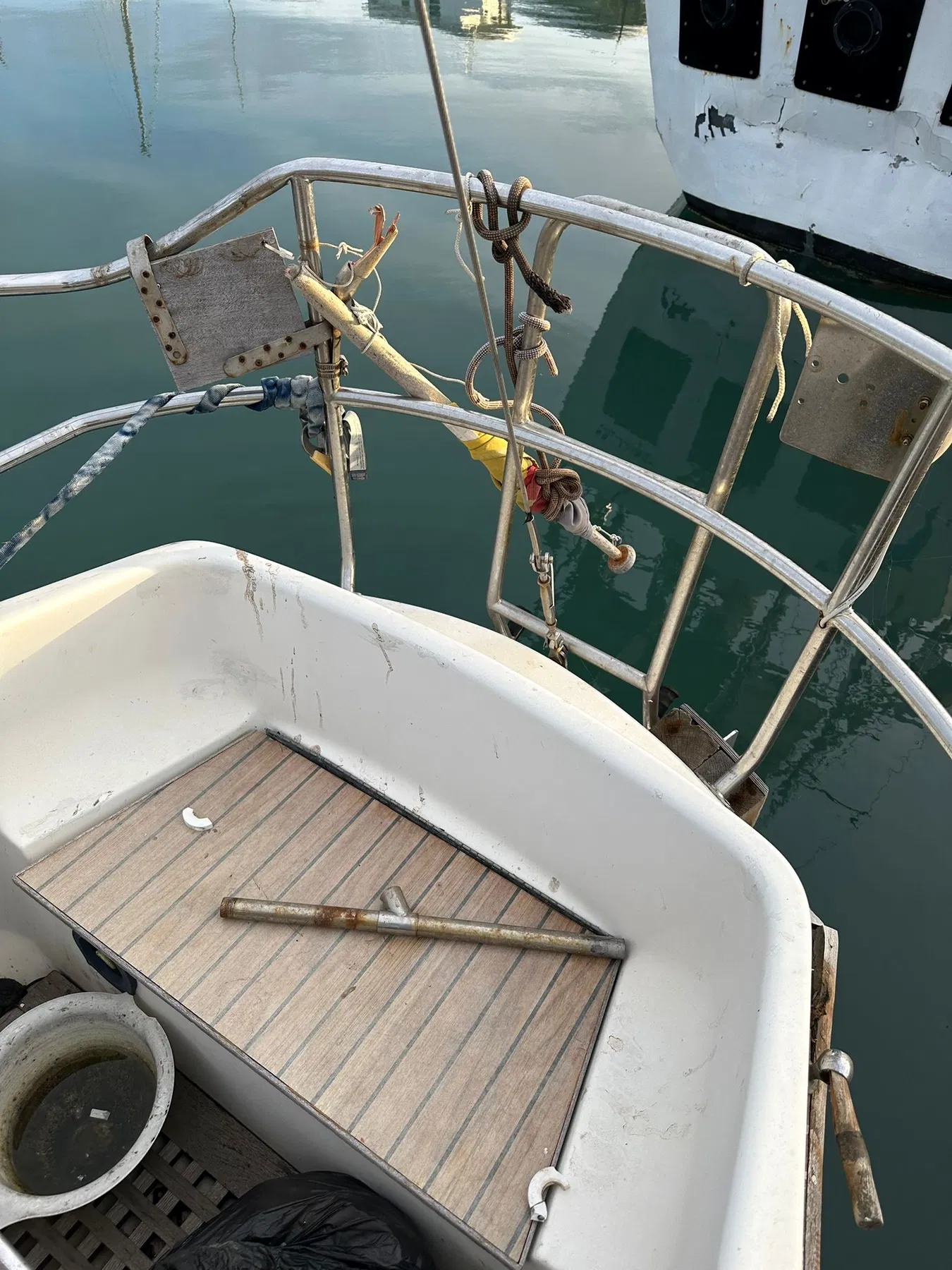Bateau endommagé SANKARA — cockpit et zone arrière avec balcon, platine et surface de pont.