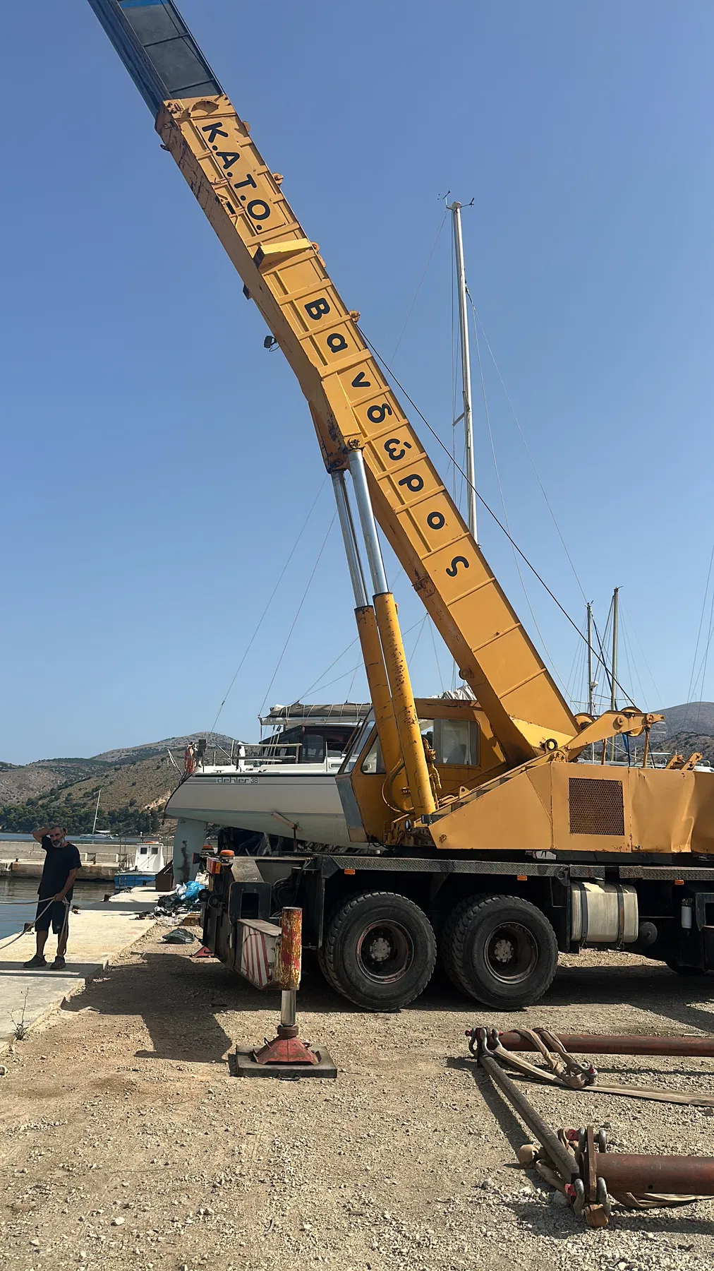 Bateau endommagé SANKARA — SANKARA dans la zone de grutage, juste avant ou pendant le levage.