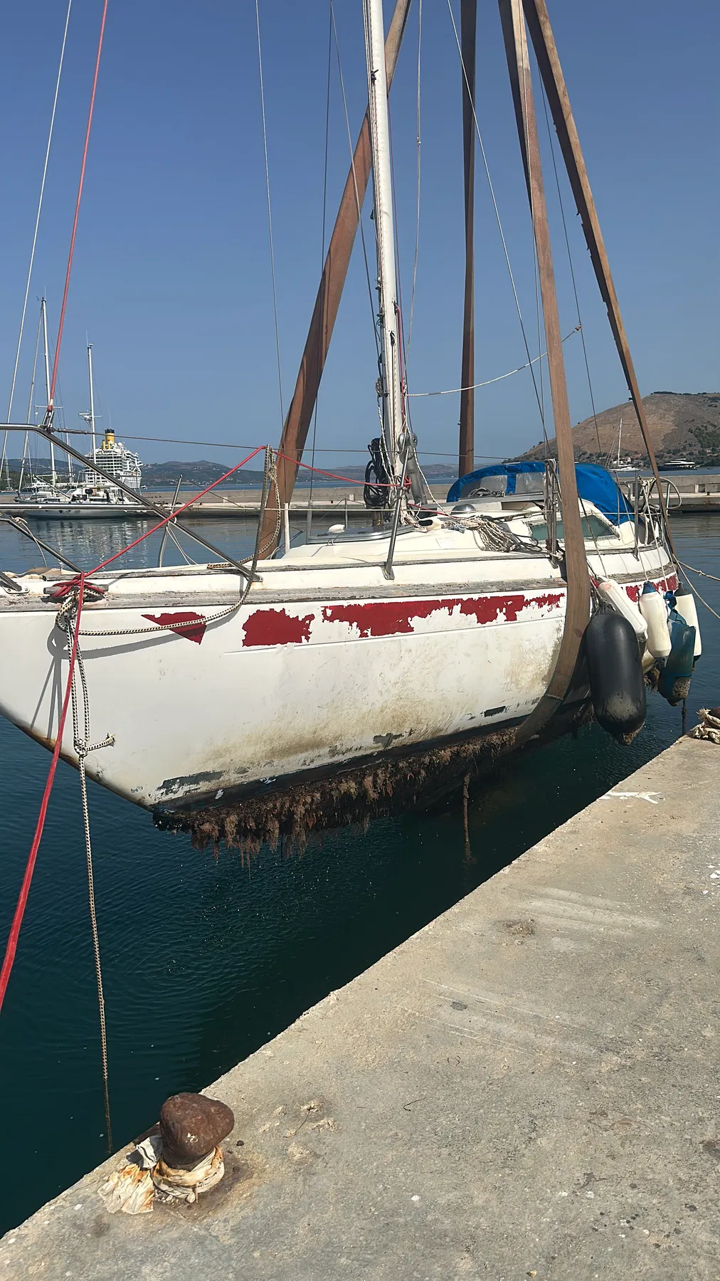 Bateau endommagé SANKARA — coque dans la sangle ; bordé et œuvres vives sont visibles de près.