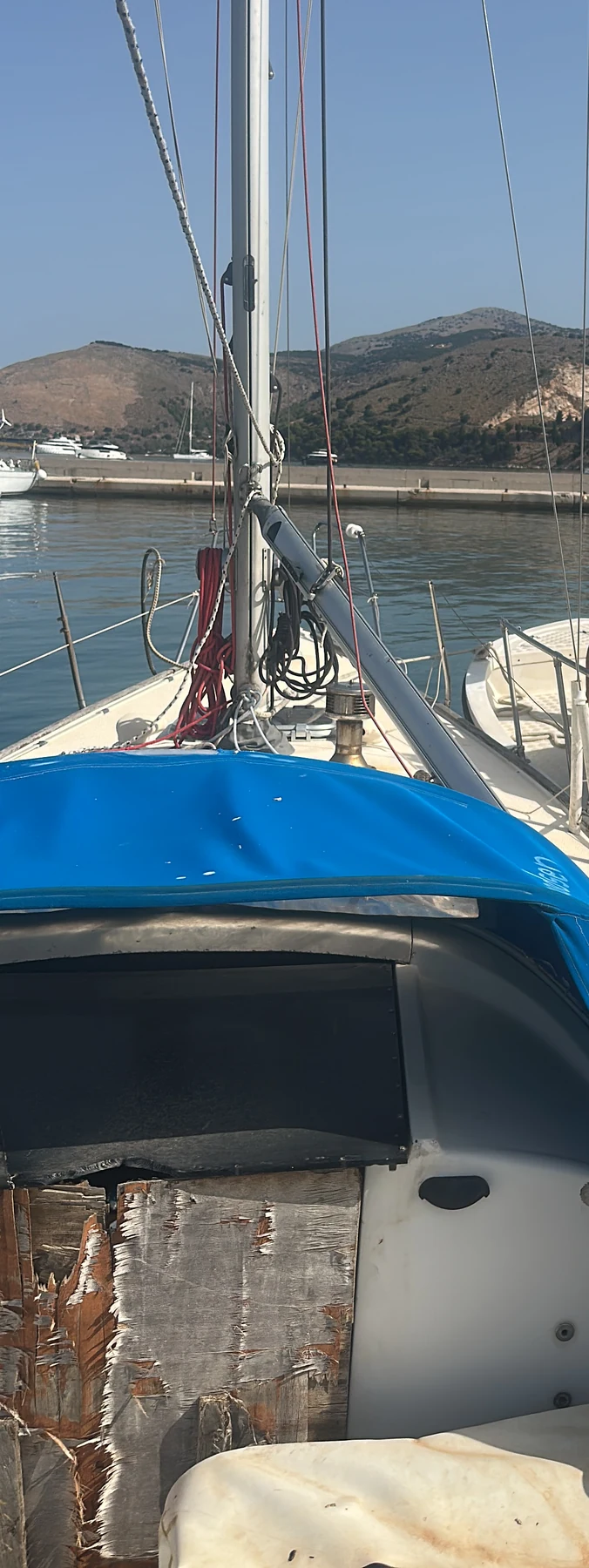 Bateau endommagé SANKARA — vue du cockpit et du roof lors de la documentation ultérieure des dommages ; une personne non impliquée a été retirée par recadrage.