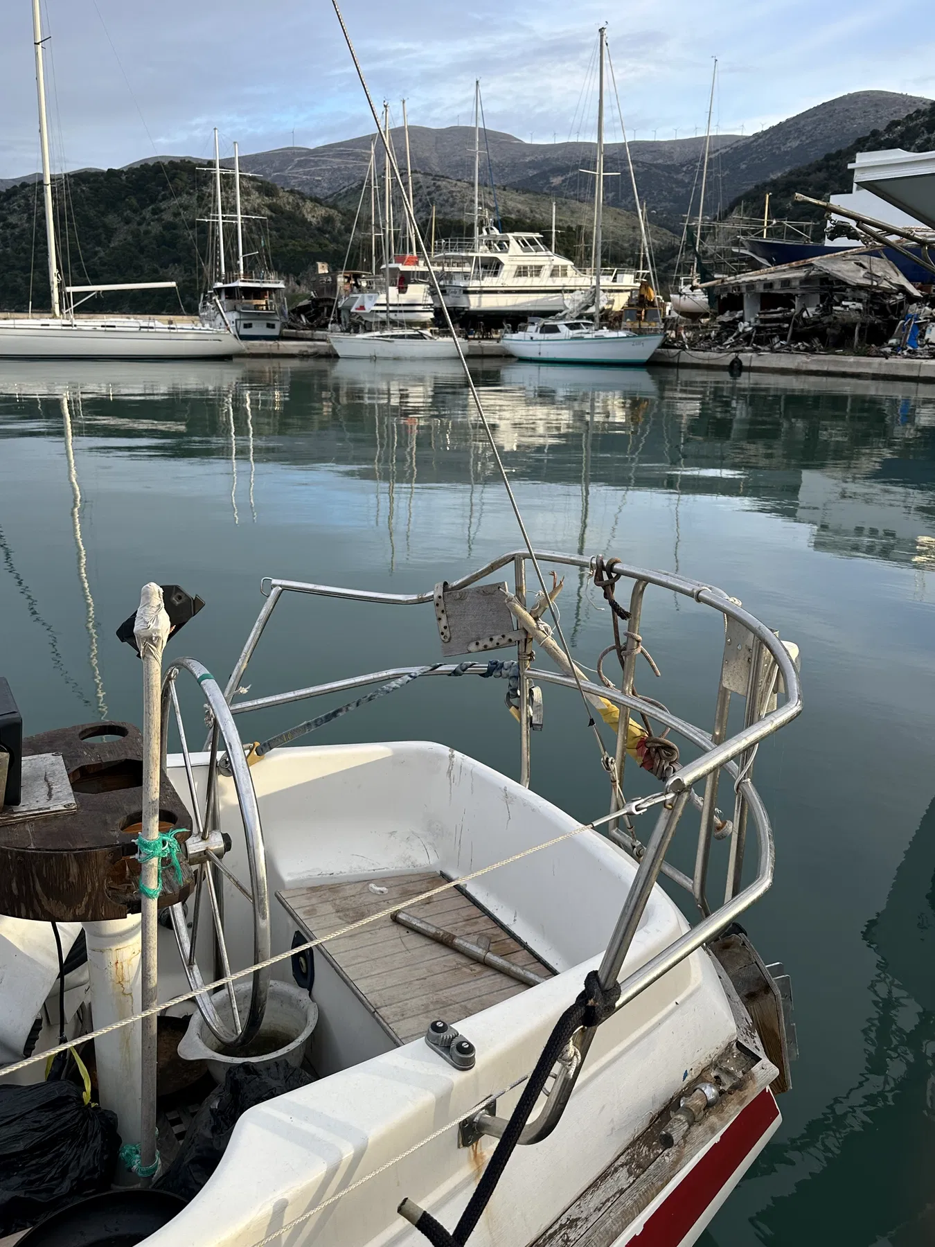 Bateau endommagé SANKARA — cockpit et arrière le jour de l’accident ; balcon, bord de pont et zones de fixation sont visibles.