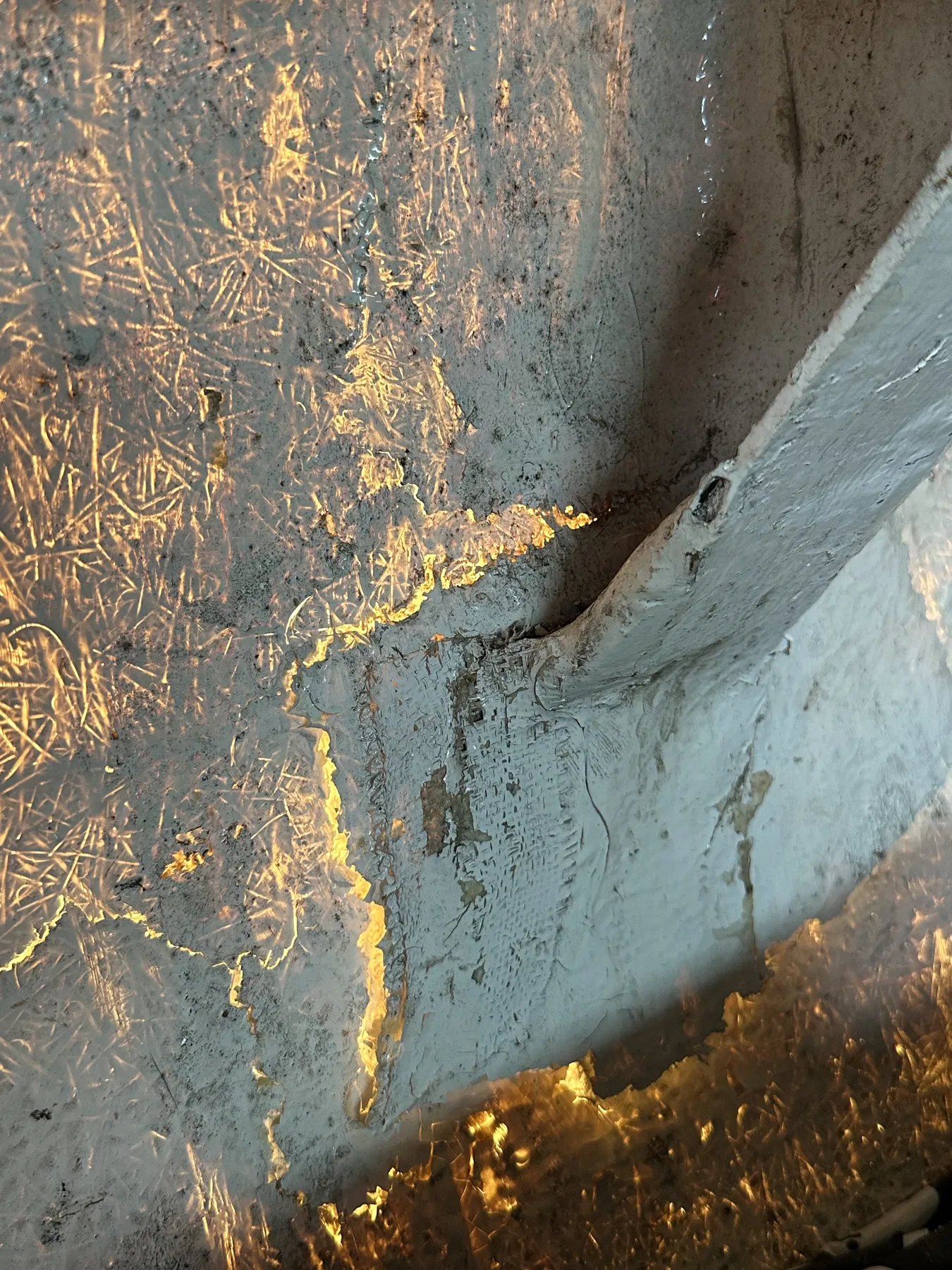 Bateau endommagé SANKARA — gros plan des lignes de fissure et d’une liaison paraissant ouverte au niveau d’un renfort intérieur.