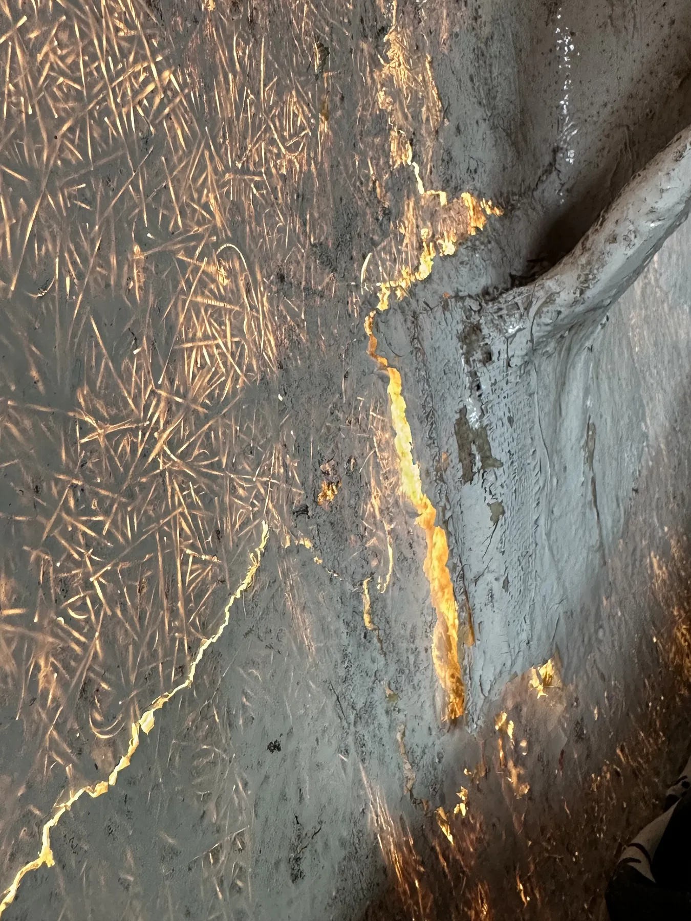 Bateau endommagé SANKARA — autre gros plan de la même zone intérieure, avec tracés de fissures visibles dans le stratifié ou le revêtement.