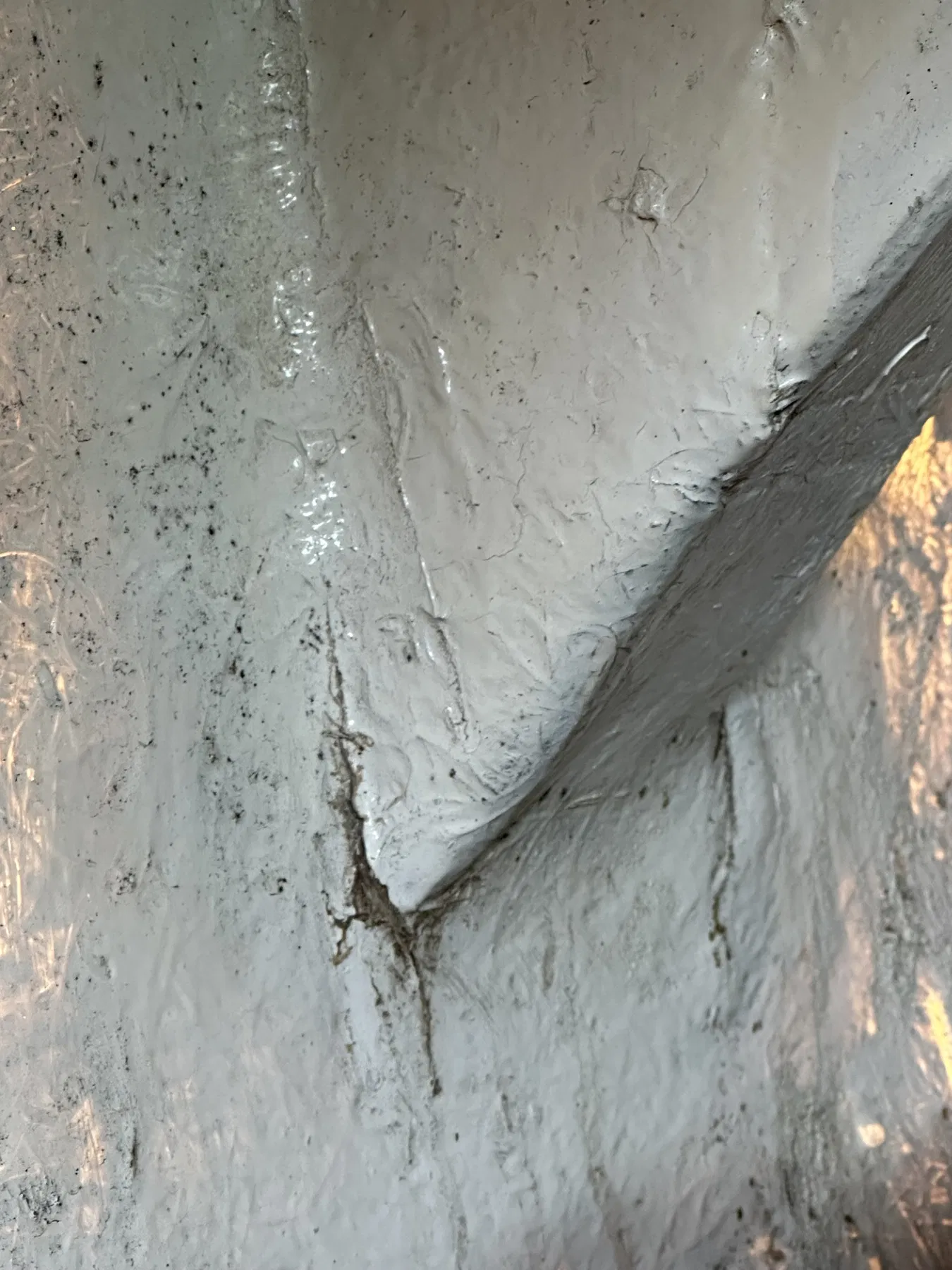 Bateau endommagé SANKARA — renfort intérieur avec ligne de fissure verticale visible et irrégularités de surface.