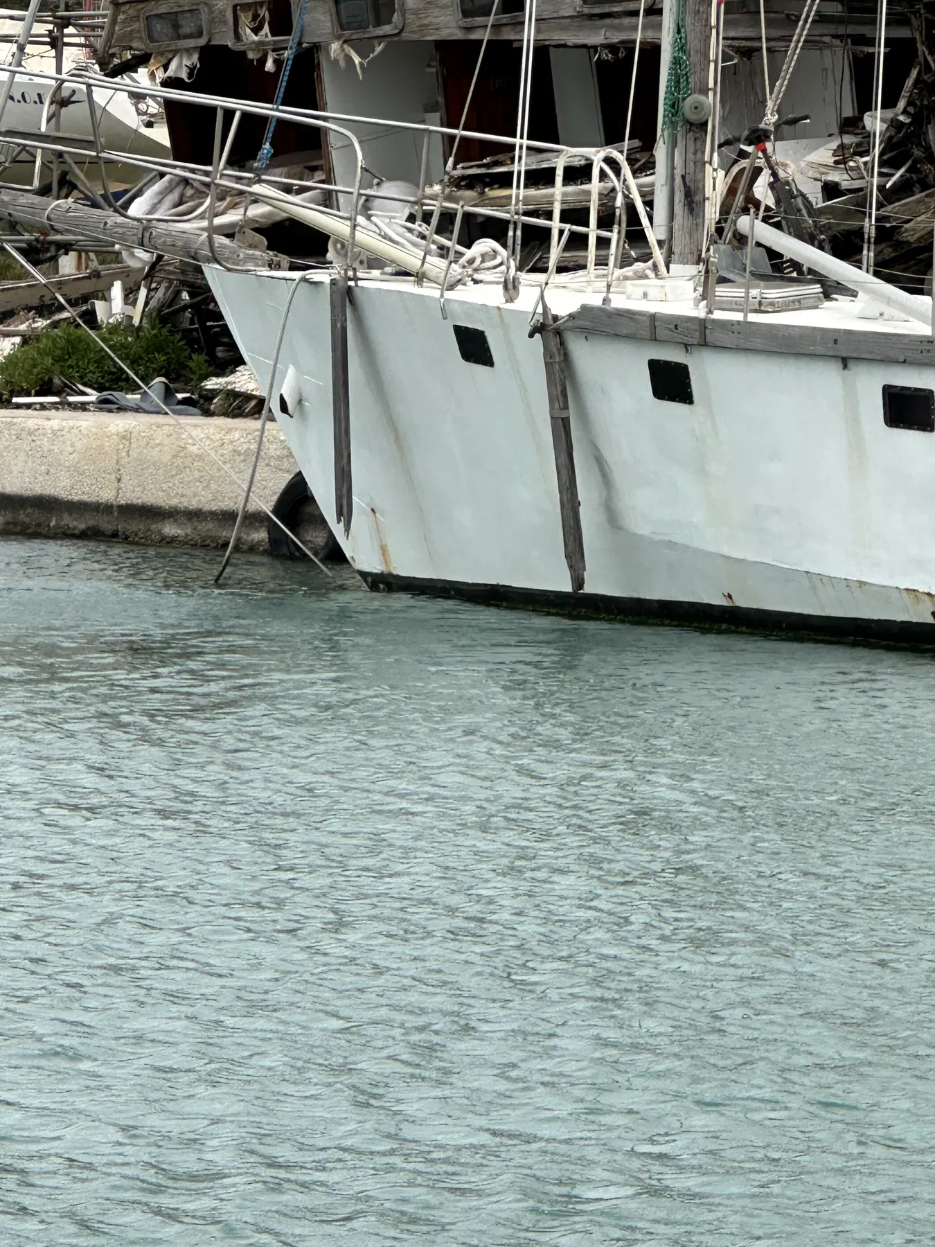 NAUSICAA, le bateau identifié dans le déroulé documenté comme ayant heurté SANKARA — vue latérale de la coque nettement plus grande près du quai ; forme, hublots et défenses longitudinales sont visibles.