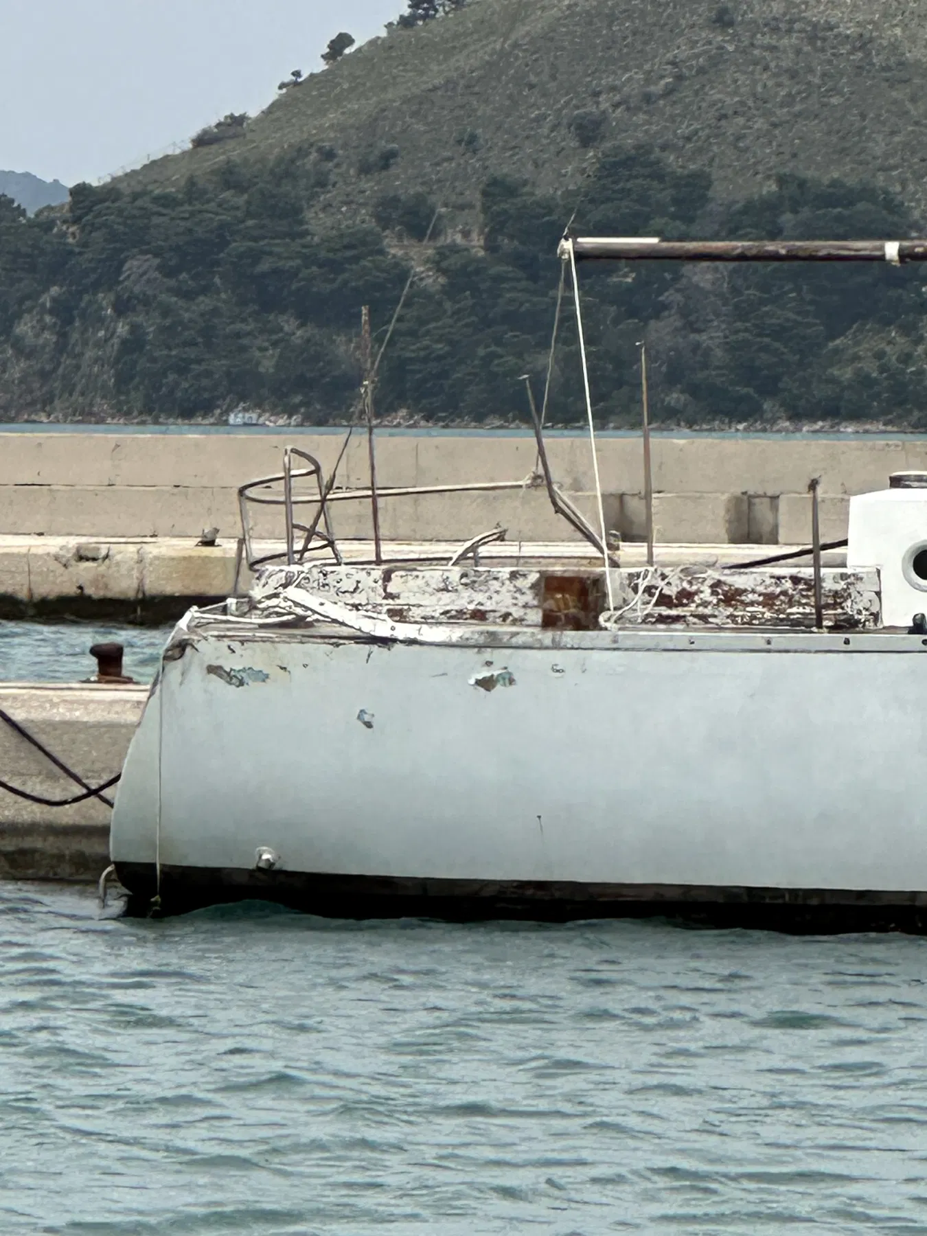 NAUSICAA, le bateau identifié dans le déroulé documenté comme ayant heurté SANKARA — large vue latérale au poste, montrant le franc-bord élevé et l’état extérieur de la coque.