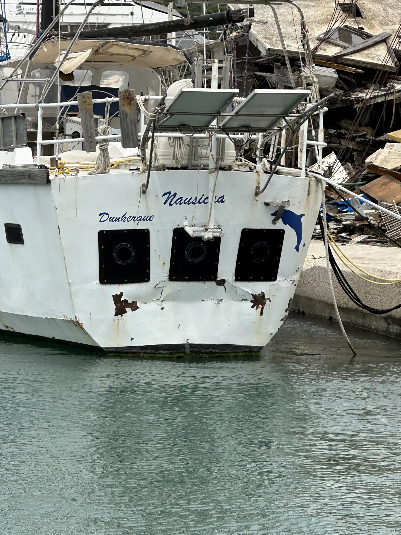 NAUSICAA, le bateau identifié dans le déroulé documenté comme ayant heurté SANKARA — vue arrière ; les inscriptions « Nausicaa » et « Dunkerque » ainsi que trois fenêtres arrière sont visibles.