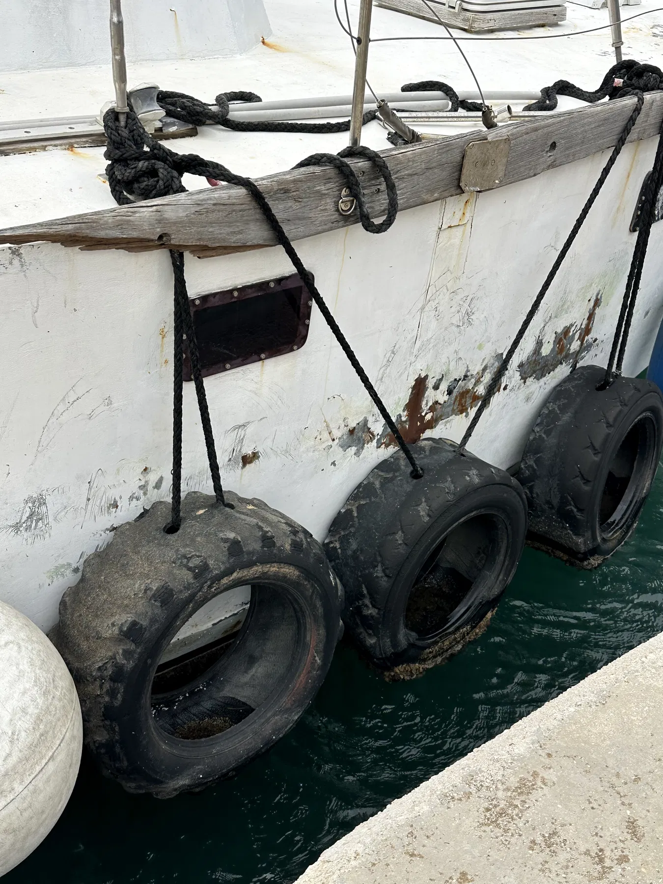 NAUSICAA, le bateau identifié dans le déroulé documenté comme ayant heurté SANKARA — flanc de coque avec plusieurs défenses en pneus et traces de surface visibles.