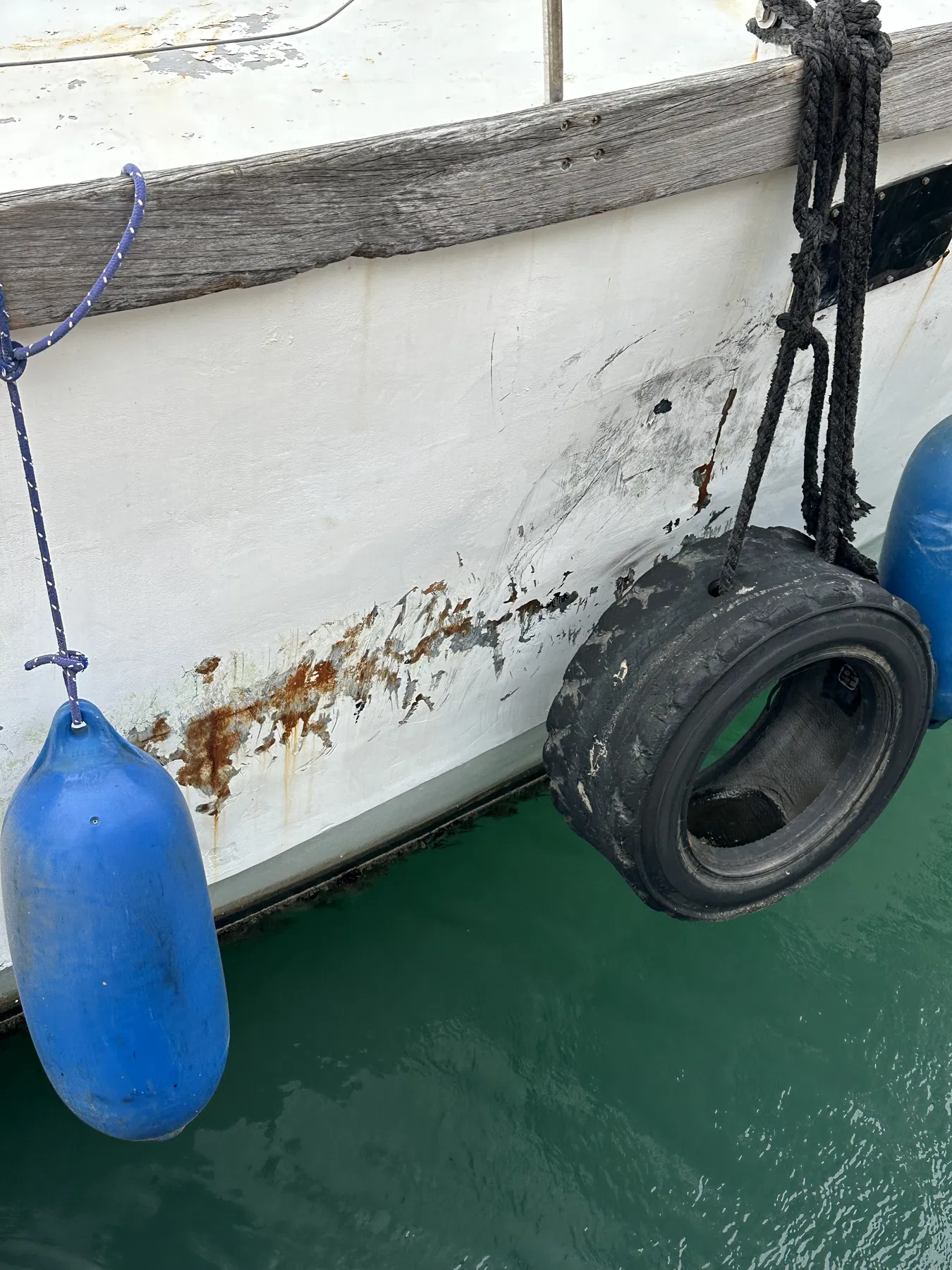 NAUSICAA, le bateau identifié dans le déroulé documenté comme ayant heurté SANKARA — gros plan de la surface de coque à côté d’une défense en pneu.