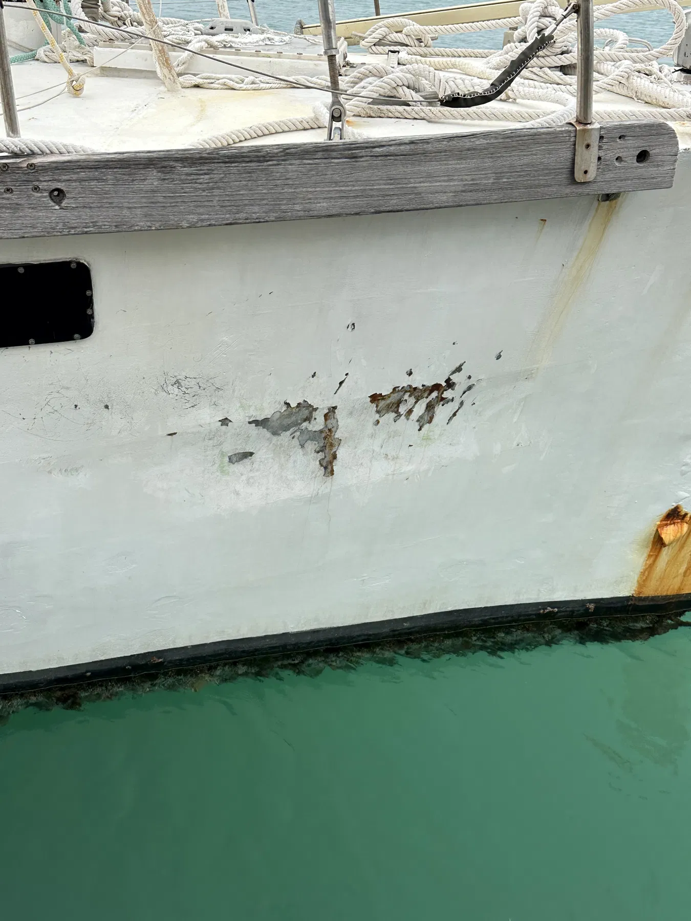 NAUSICAA, le bateau identifié dans le déroulé documenté comme ayant heurté SANKARA — flanc de coque avec écaillage, traces de rouille et marques de surface visibles.