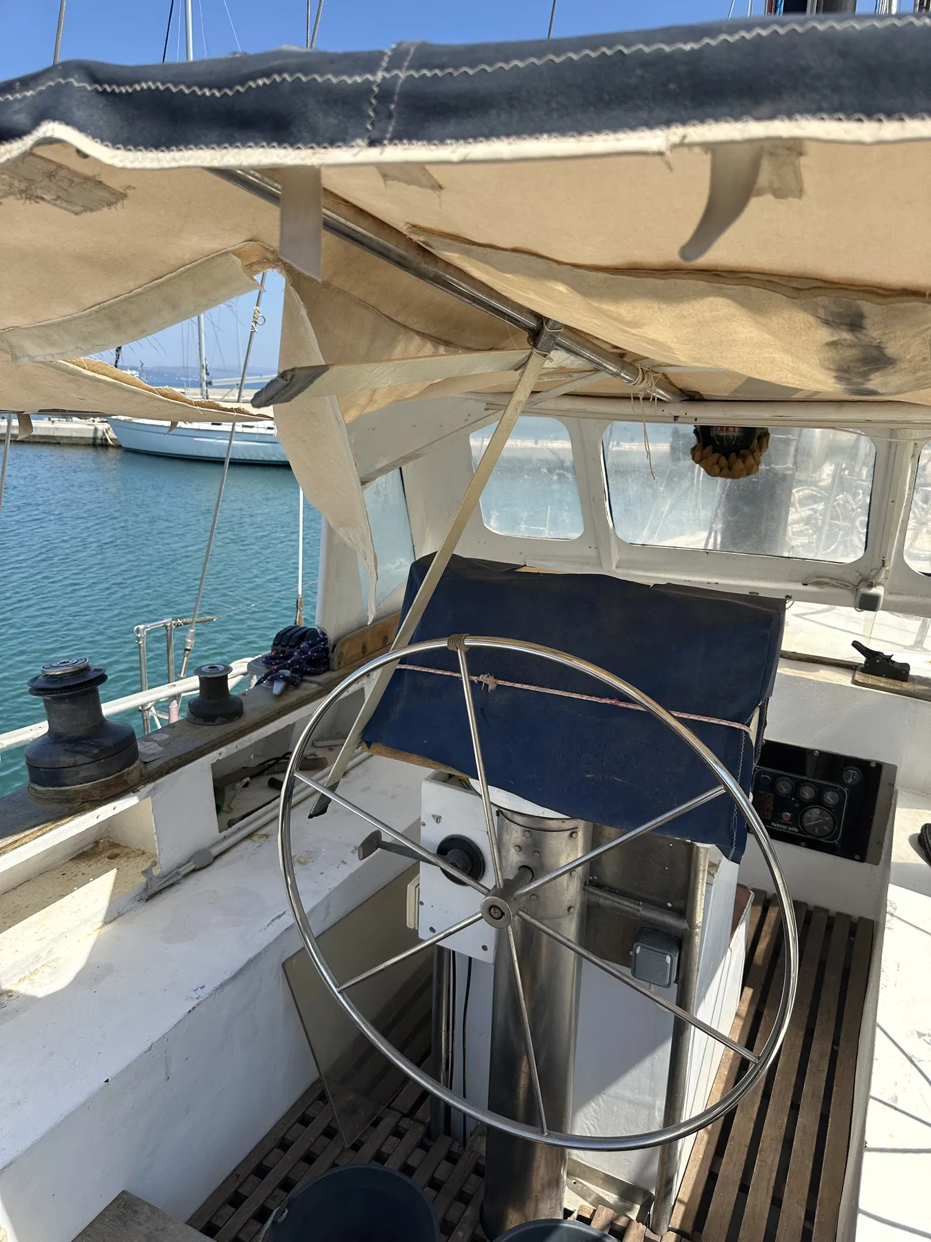 NAUSICAA, le bateau identifié dans le déroulé documenté comme ayant heurté SANKARA — cockpit et poste de barre avec grande roue et taud.