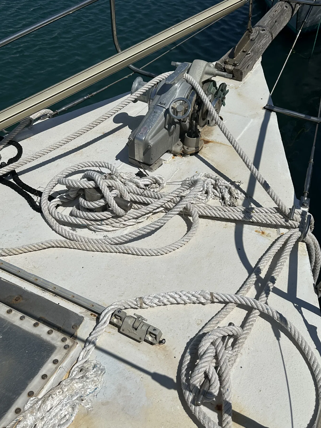 NAUSICAA, le bateau identifié dans le déroulé documenté comme ayant heurté SANKARA — zone de pont avec accastillage et cordages lovés ou guidés.
