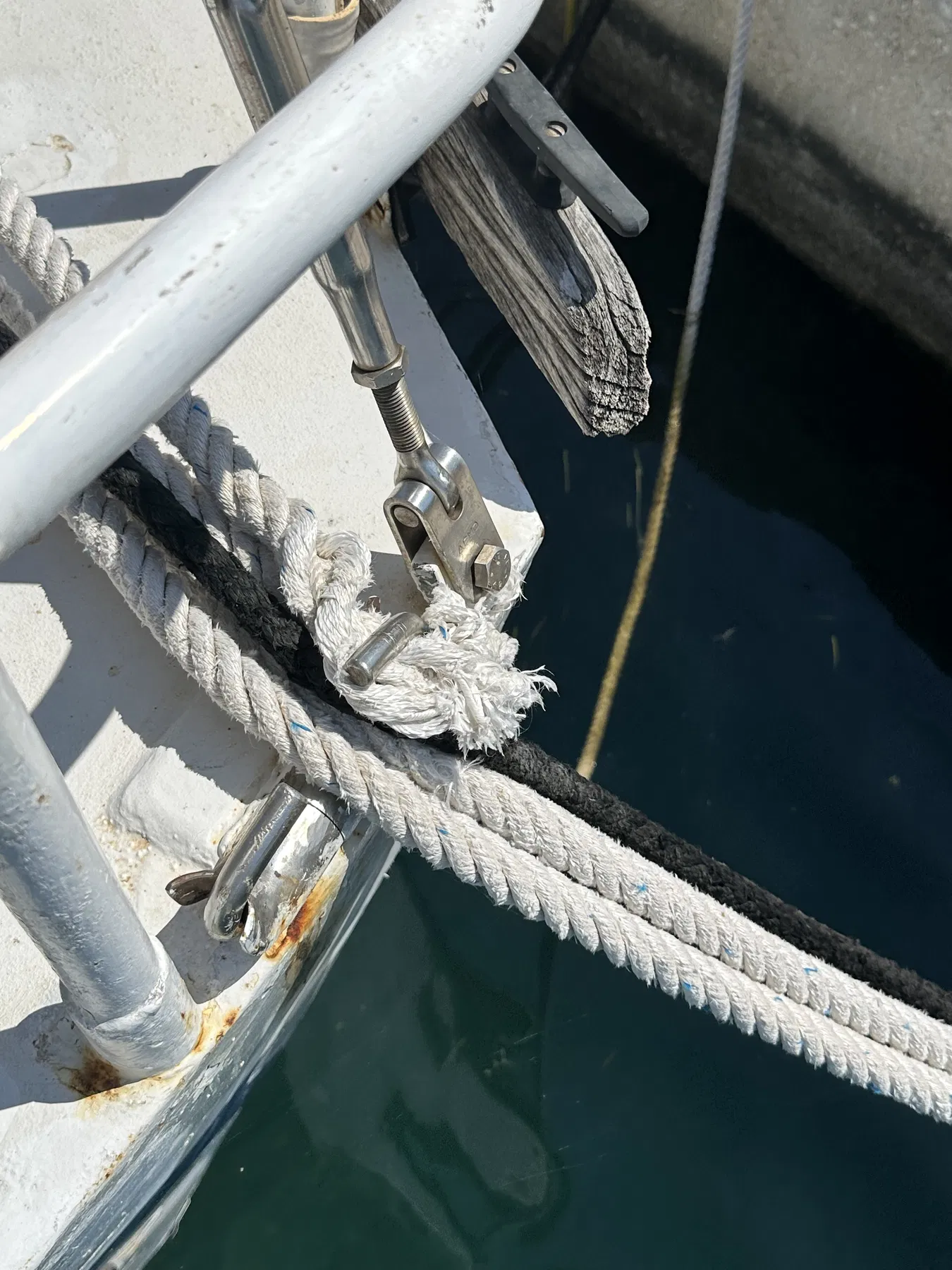 NAUSICAA, le bateau identifié dans le déroulé documenté comme ayant heurté SANKARA — gros plan de plusieurs aussières et d’un accastillage au bord du pont.