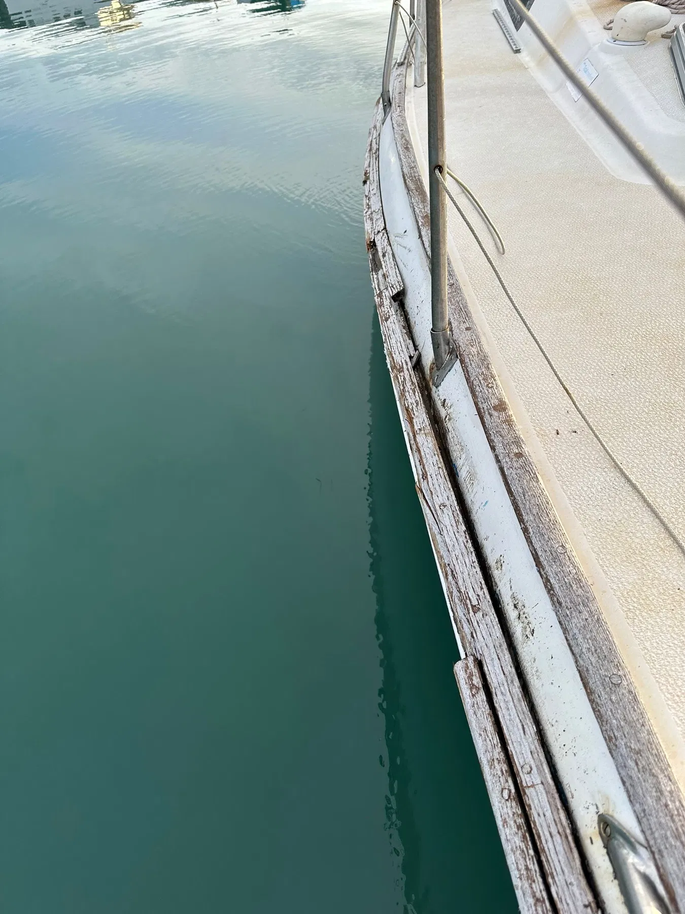 Bateau endommagé SANKARA — vue longitudinale du bord en bois du pont ou de la lisse le long de la coque.