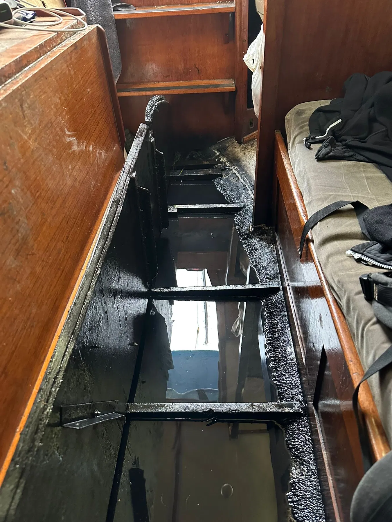 Bateau endommagé SANKARA — vue intérieure de la cale et du plancher entre les aménagements.