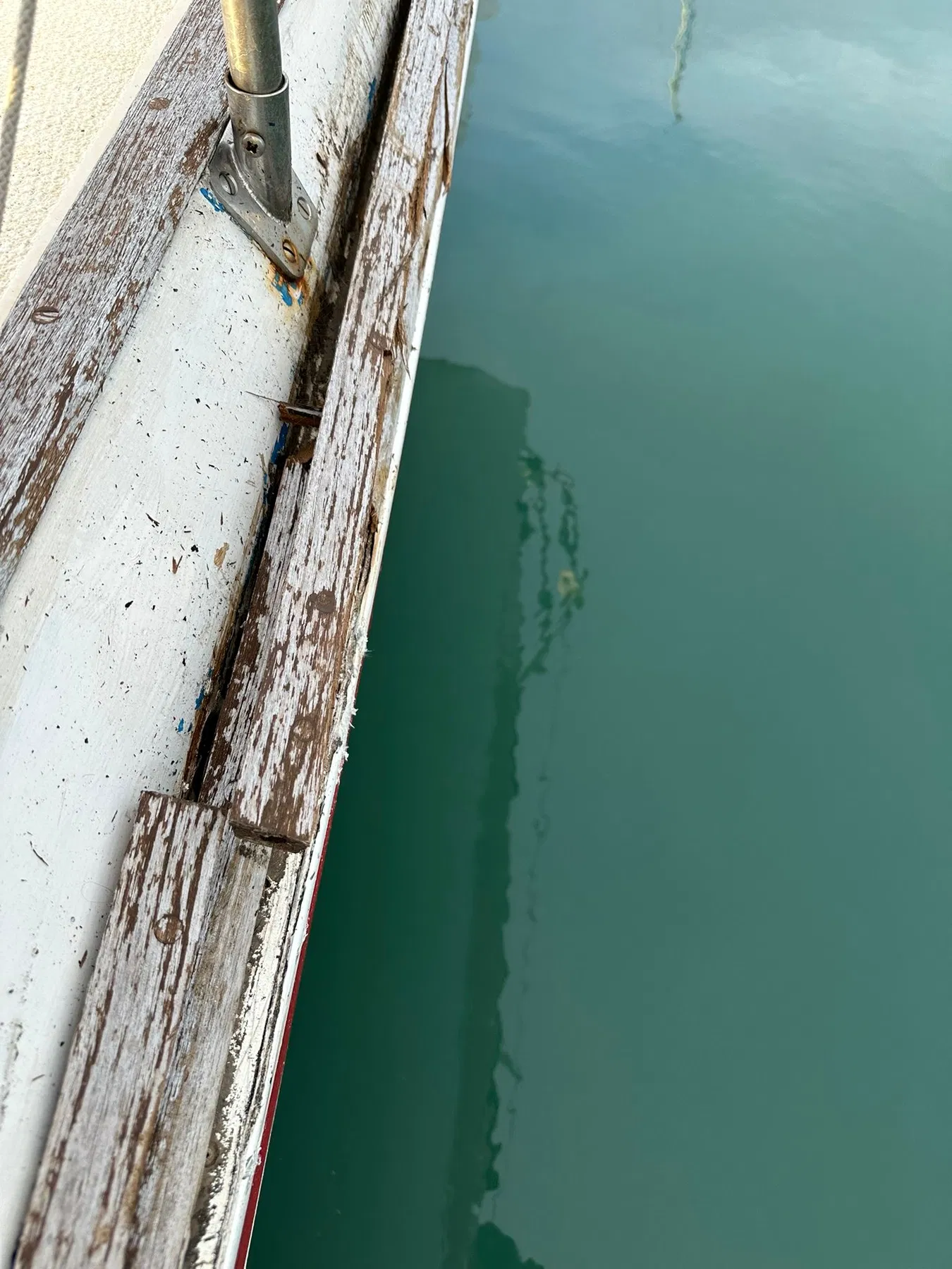 Bateau endommagé SANKARA — seconde vue longitudinale du même bord en bois, montrant sa surface et ses joints.