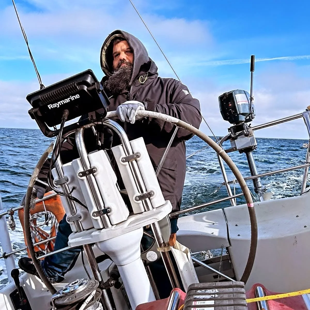 Stefan am Steuer eines Segelboots vor der Kollision
