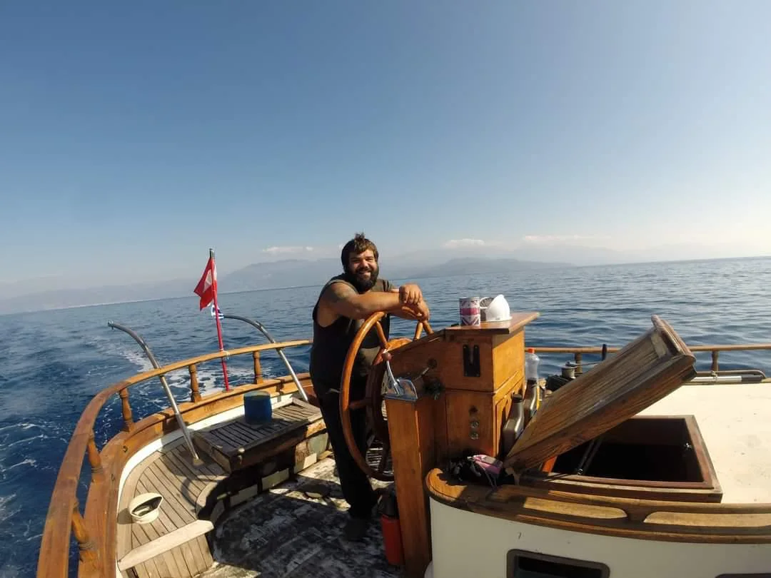 Stefan am Steuer einer klassischen Yacht vor der Kollision
