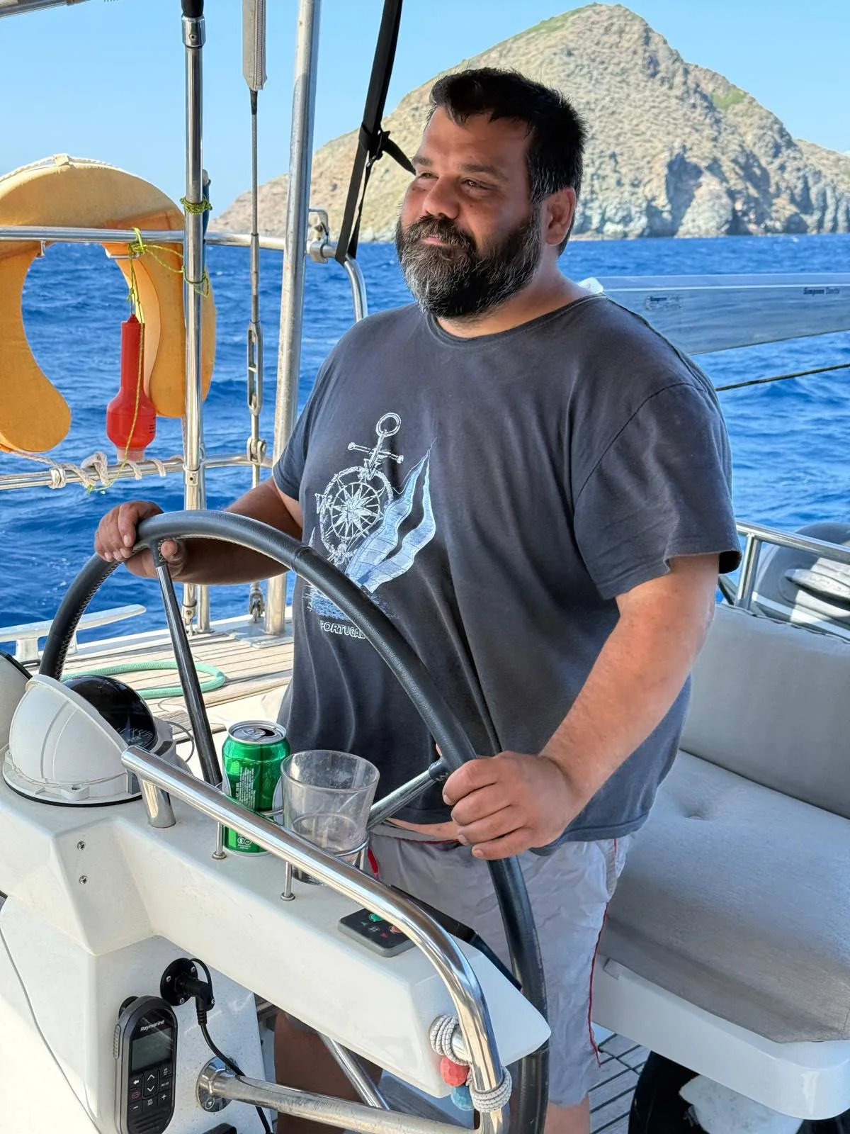 Stefan am Steuer vor der Küste vor der Kollision